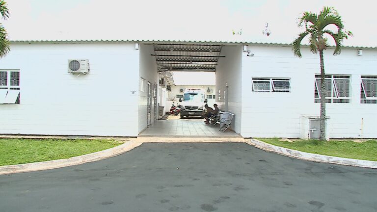 Prefeitura afasta médico que se negou a falar com família de paciente ‘Deixa eu dormir, porque ela morreu’