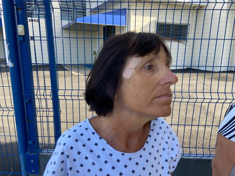 Mulher de 59 anos cai em calçada rachada por causa de erosão