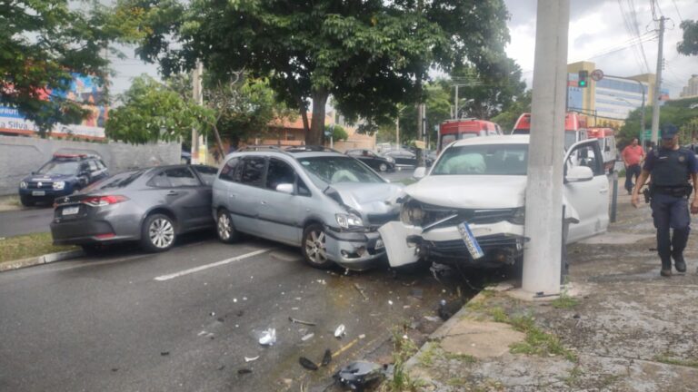 Motorista alcoolizado bate em quatro carros e deixa feridos; veja vídeo