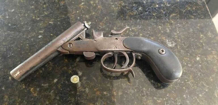 Adolescente de 16 anos procurado pela Justiça é encontrado com arma na cintura