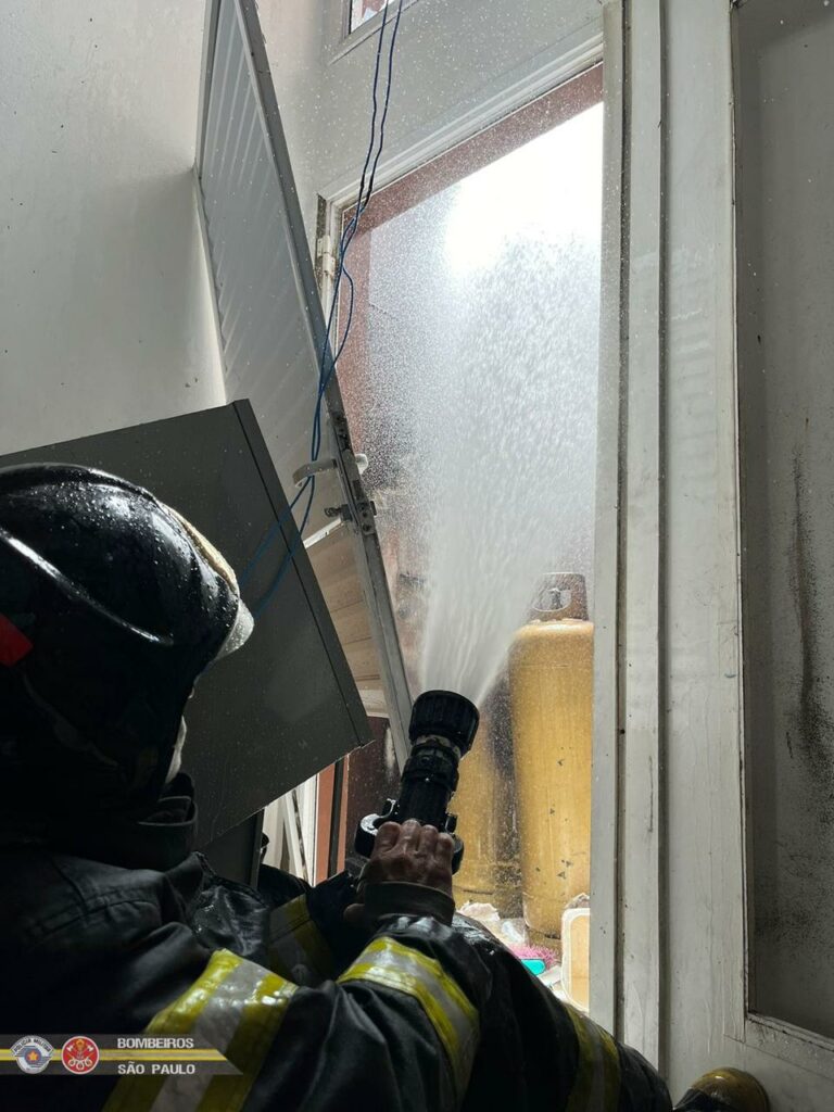 cilindros explodem e deixa pessoas feridas em jacareí