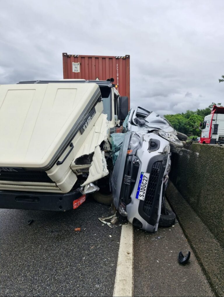 Caminhão esmaga carro em acidente na Anchieta