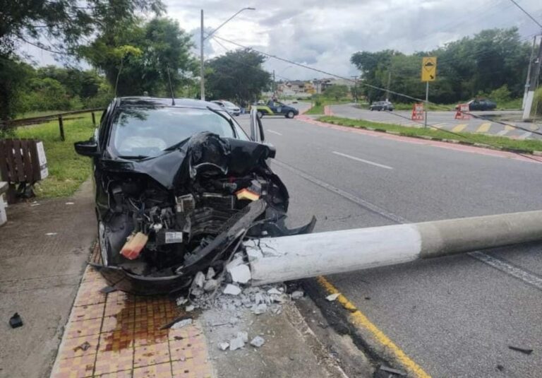 ACIDENTE DE TRÂNSITO POSTE