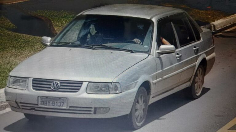 Circuito mostra carro de suspeito de feminicídio saindo do local do crime