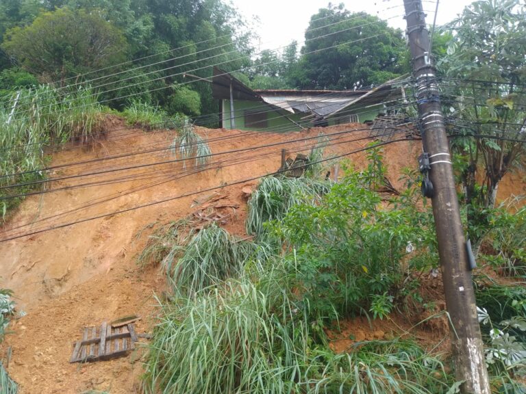Chuva forte causa deslizamento de terra em Queluz