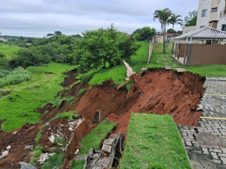Muro de condomínio desmorona após chuva na zona sul de São José