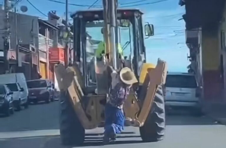 Homem é flagrado pegando carona em retroescavadeira; veja vídeo 