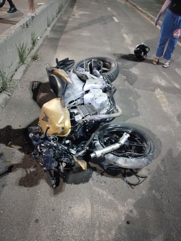 Jovem de 20 anos bate moto em poste e morre no interior de SP
