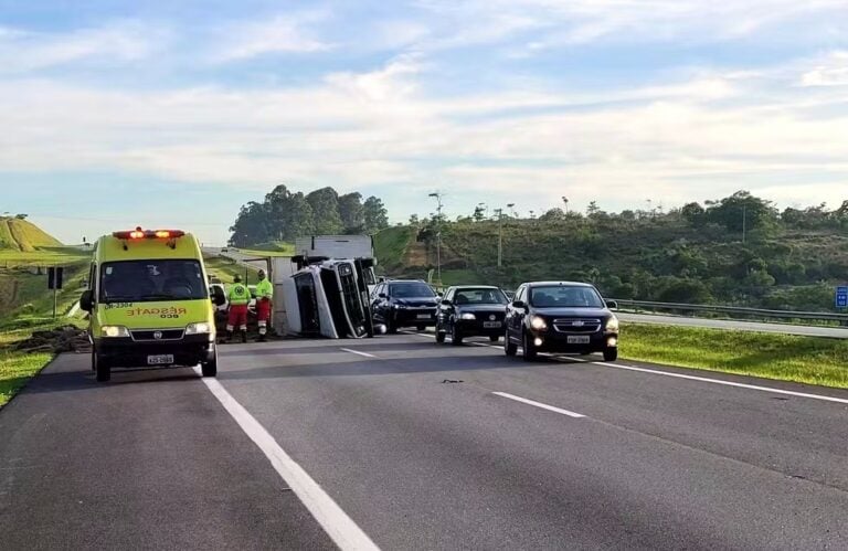caminhão tomba na carvalho pinto sjc