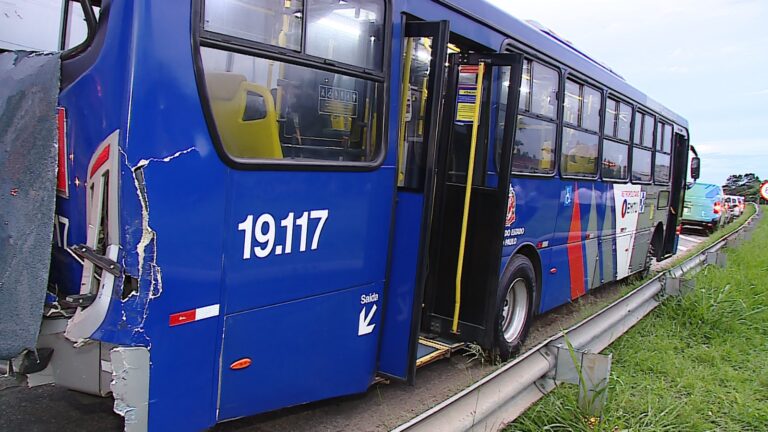 Acidente entre ônibus deixa 6 pessoas feridas na Santos Dumont