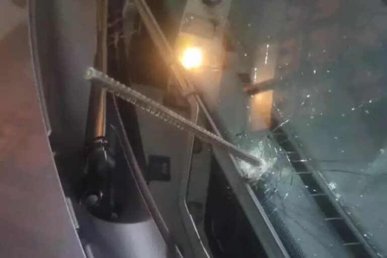 Carro é atingido por barra de ferro durante ato de vandalismo