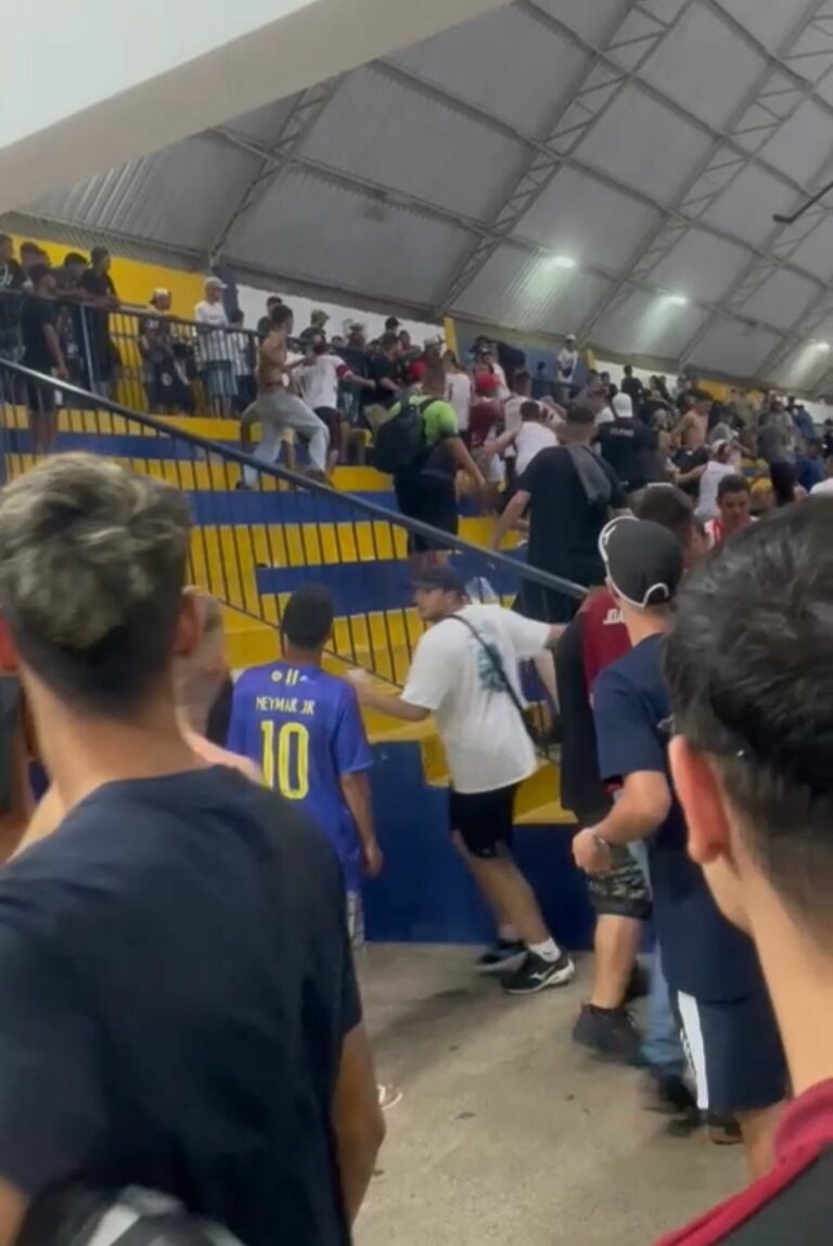 Veja vídeo; fim de jogo é marcado por pancadaria  na arquibancada 