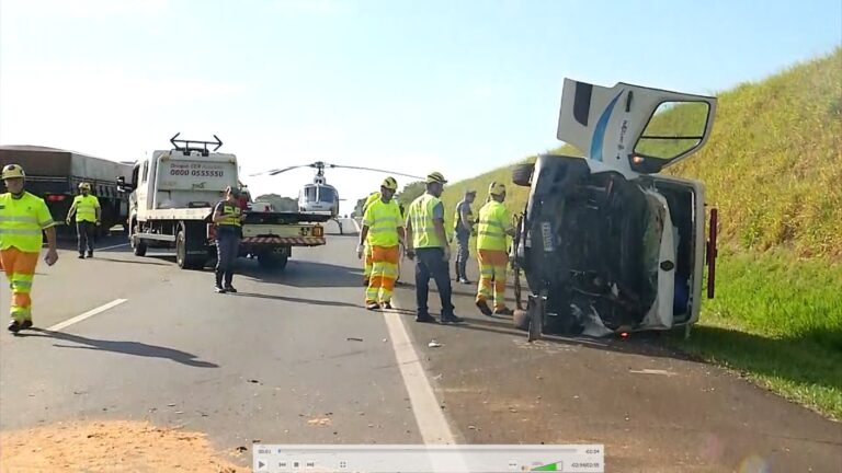 Ambulância causa acidente após atravessar pista contrária de rodovia