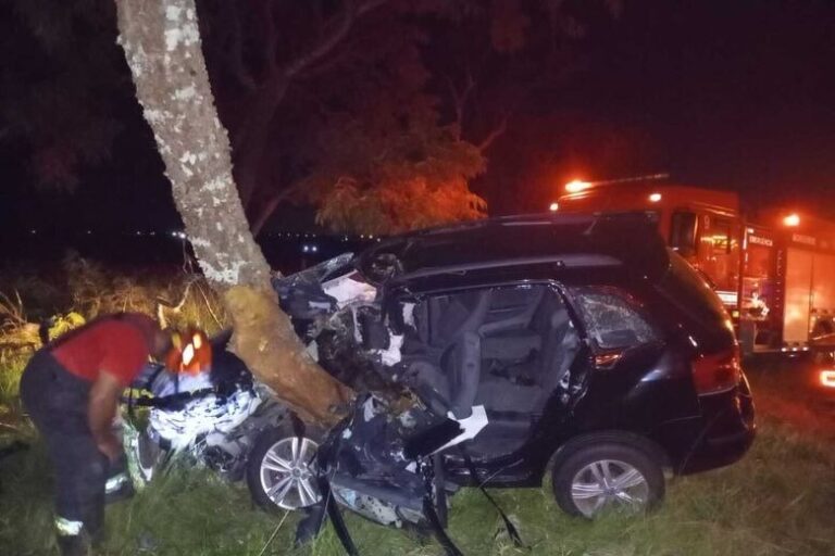 Duas pessoas morrem após acidente envolvendo dois carros e árvore