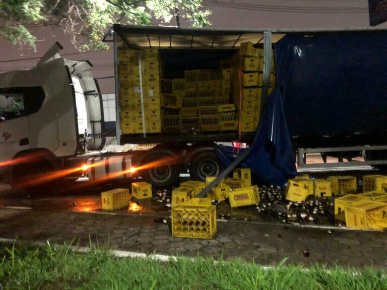 Caminhão tenta fazer curva e derruba caixas de cerveja no interior de SP