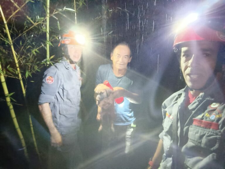 Cachorro é encontrado dentro de poço artesiano, em Paraibuna