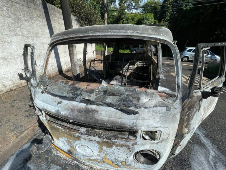 Kombi é tomada por fogo na zona Leste e causa é investigada; veja fotos