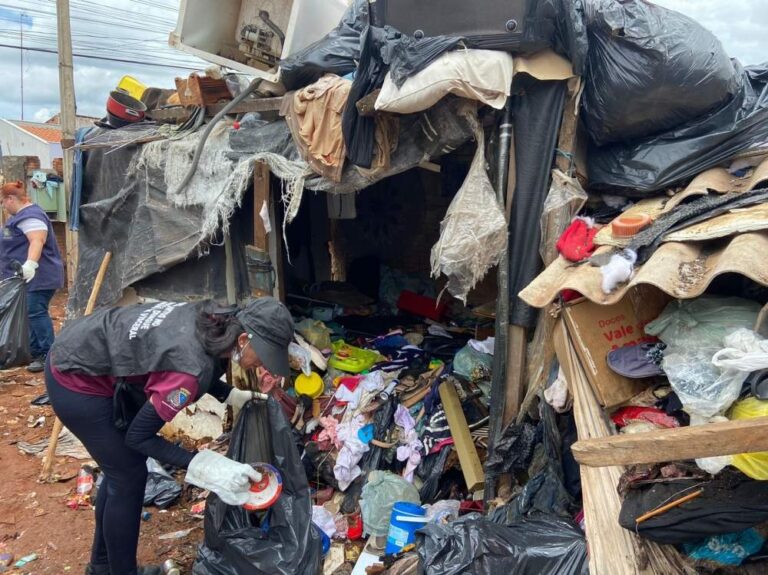 Força-tarefa limpa terreno suspeito de transmitir doenças em Araçatuba