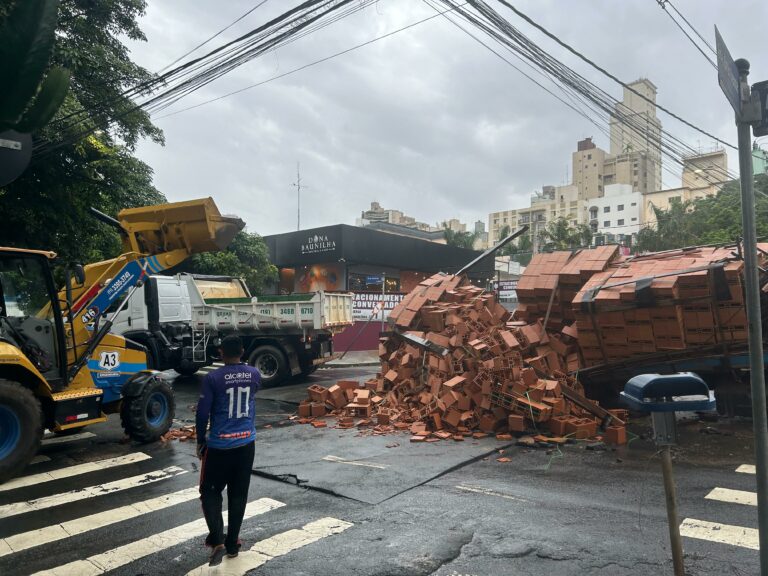 Asfalto cede e caminhão carregado caí em buraco no Cambuí