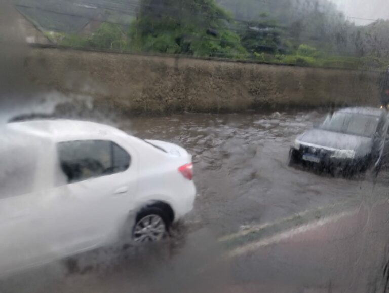 Chuvas intensas fazem a Baixada Santista entrar em estado de atenção