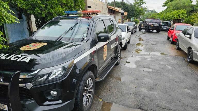 Polícia prende responsável por roubo de carro e carga de mercadorias