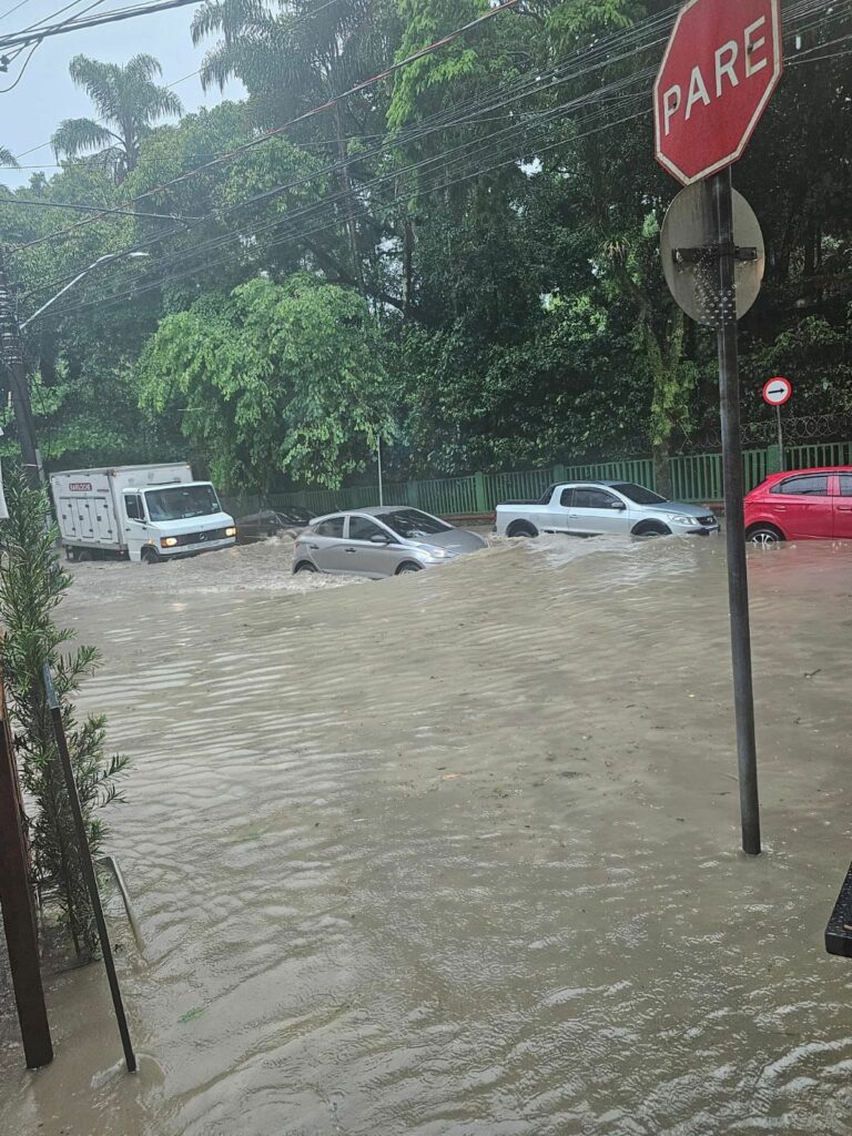 Baixada Santista fica “debaixo d’água” com temporal que supera média histórica