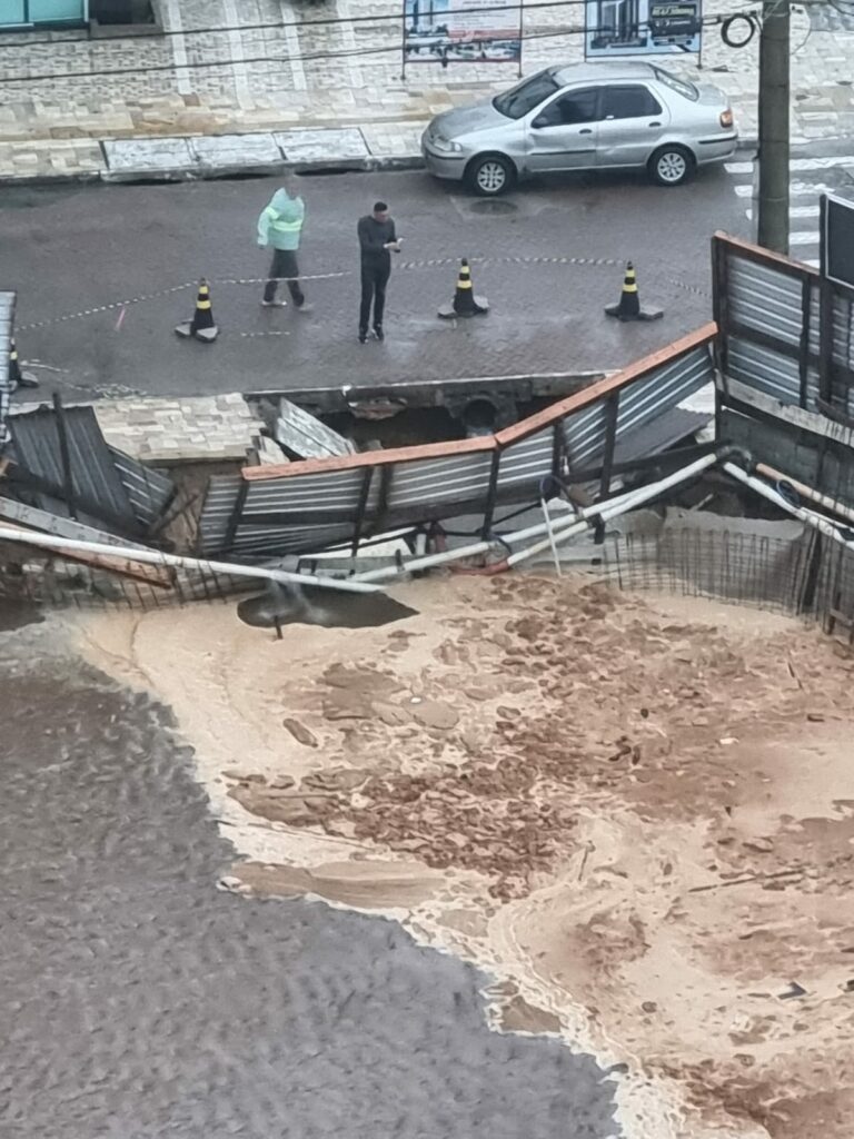 Após fortes chuvas calçada em Praia Grande cede e mulher cai em buraco
