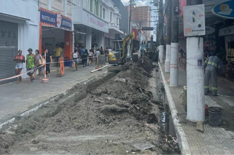 Obras no centro comercial de São Vicente avançam com pavimentação na Rua Martim Afonso