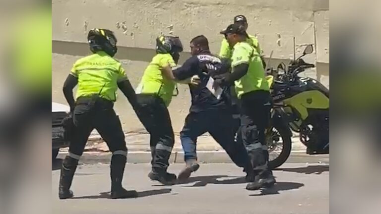 Homem se revolta com multa e briga com agentes de trânsito