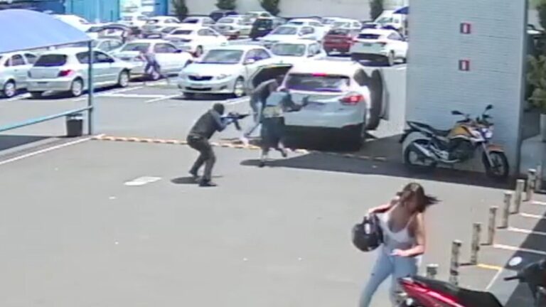 Vídeo mostra tiroteio em tentativa de roubo à carro-forte em supermercado