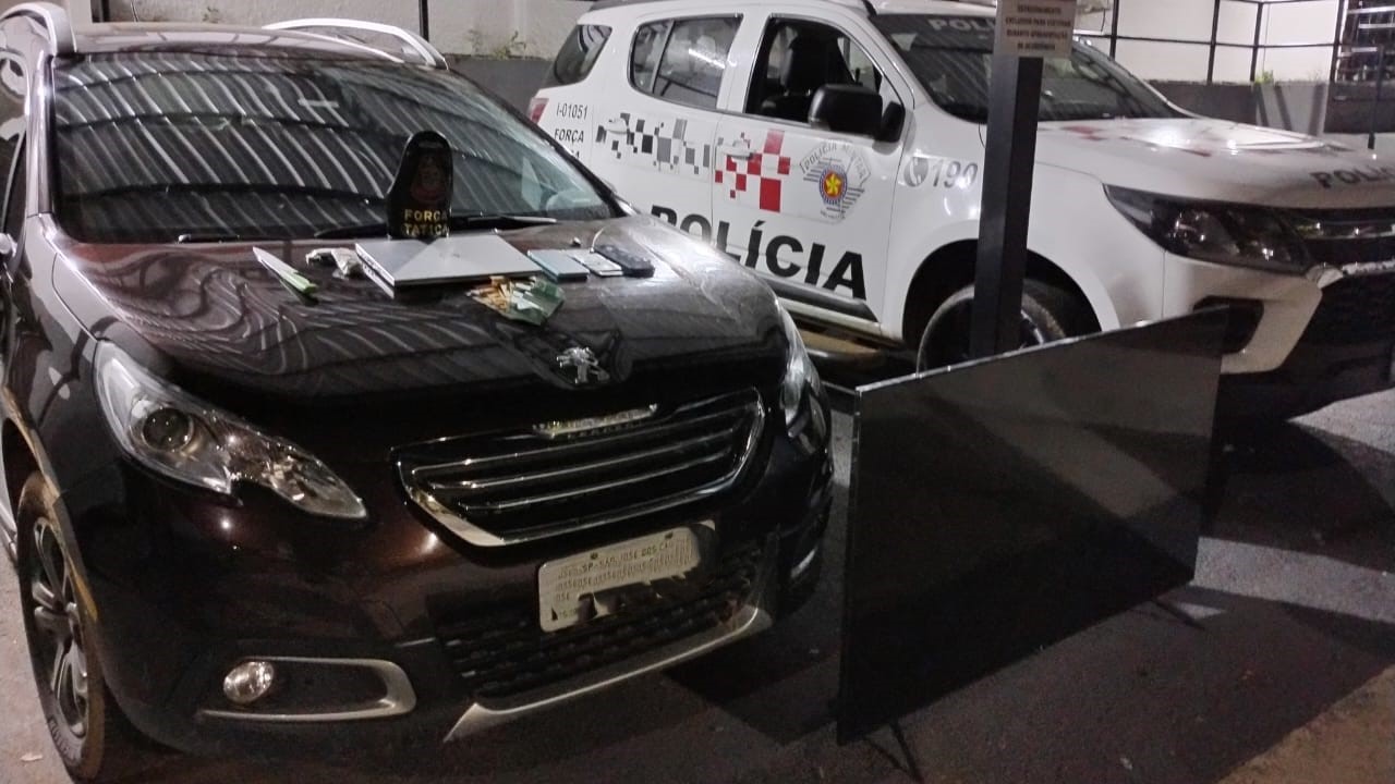 Na madrugada desta quarta-feira (31), um homem foi preso por roubar uma chácara e agredir uma família na Estrada Benedito da Silveira