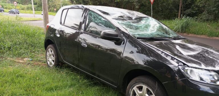Mulher de 26 anos capota carro em Bonfim Paulista e fica levemente ferida