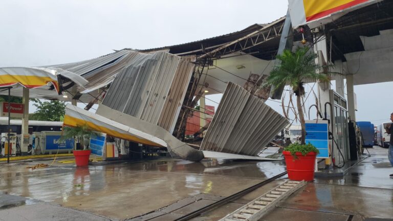 Temporal derruba cobertura de posto de combustíveis em Capivari