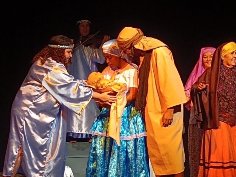 Quem estiver nas oficinas poderá também participar da montagem da peça. Foto: Walter Rhis