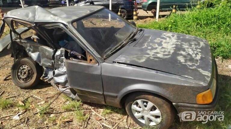 Colisão fontal de carro e caminhonete provoca morte de um jovem de 22 anos