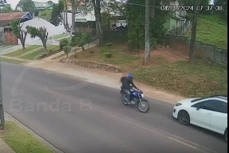 Pneu de moto estoura e homem bate de frente com carro; veja vídeo