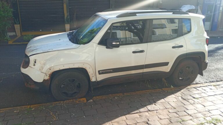 Homem tem carro roubado e é agredido depois de encontro com adolescentes