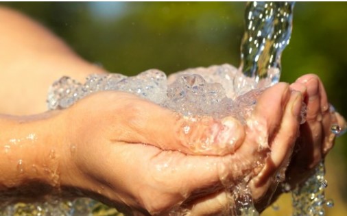 Conheça a importância de manter o hábito de urinar regularmente e beber água no verão