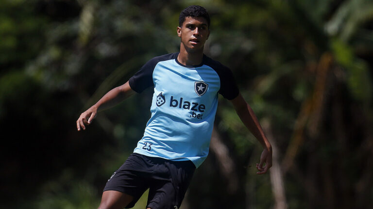 Jogador do Botafogo do Rio é internado após sofrer traumatismo craniano
