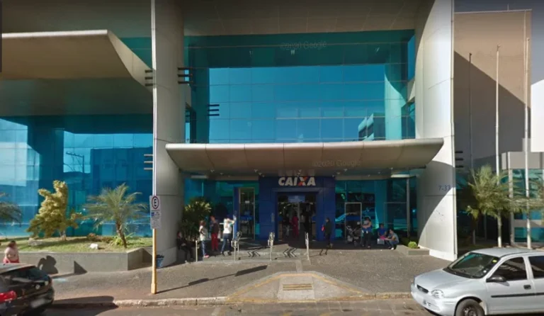 Ação cinematográfica de um homem e uma mulher no assalto a uma agência da Caixa Econômica Federal