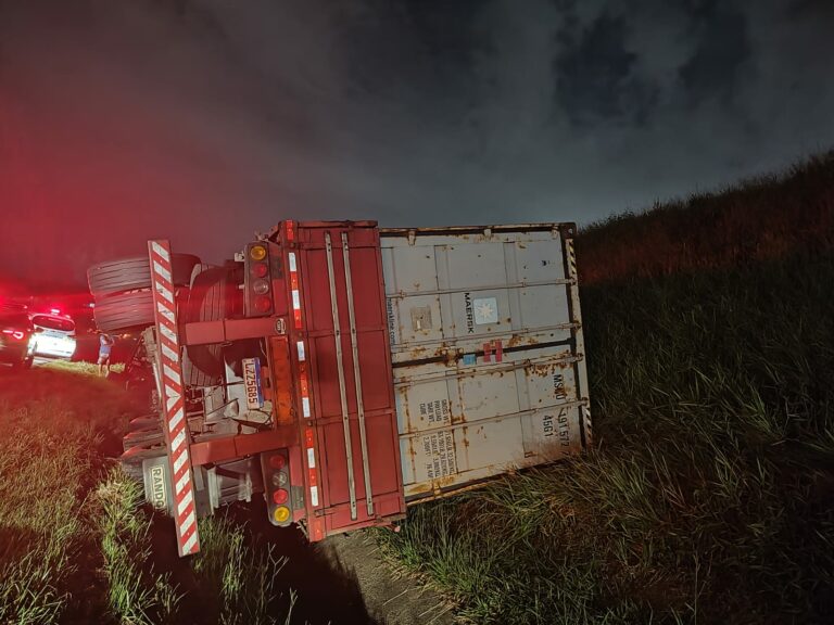 Caminhão carregado de produtos de utilidades domésticas tomba na Bandeirantes