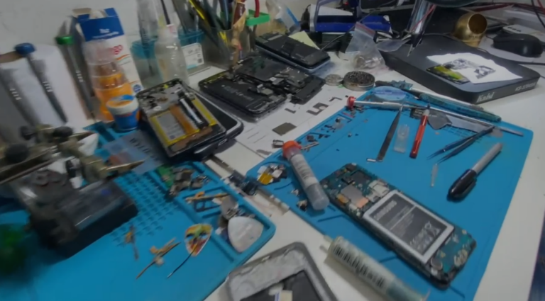 Dono de loja é preso na operação contra comércio ilegal de celulares