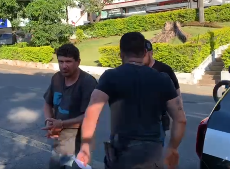 Homem que matou mulher, enterrou e fugiu com os filhos afirma que foi traído