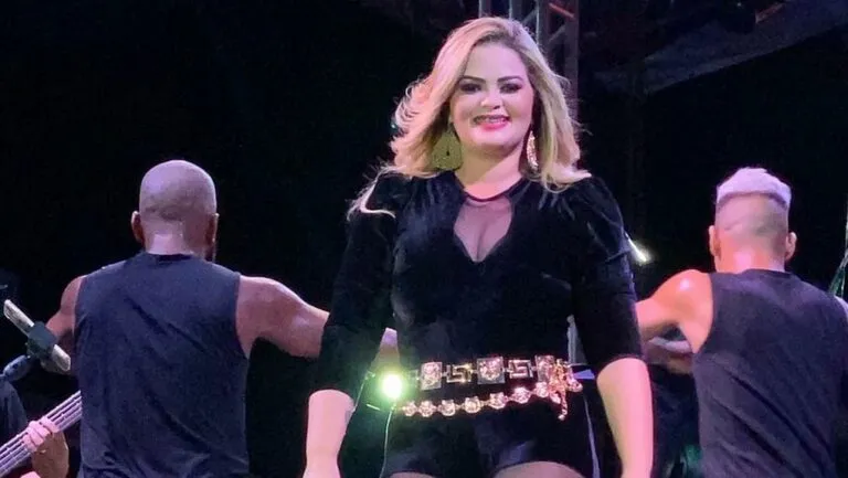 Quem era Dani Li, cantora que morreu após procedimento cirúrgico