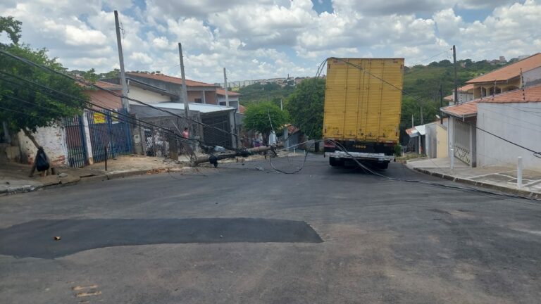 Caminhão derruba postes e atinge o telhado de uma casa