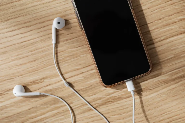 Quase metade dos brasileiros ainda usa a pirataria para ouvir música, diz pesquisa