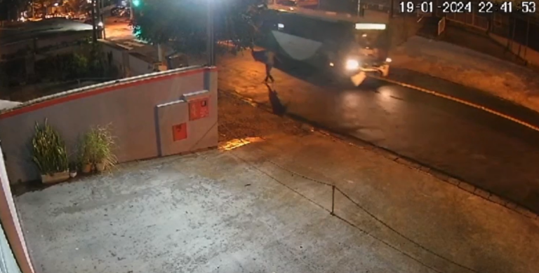 Imagens do circuito de monitoramento flagram ônibus desgovernado