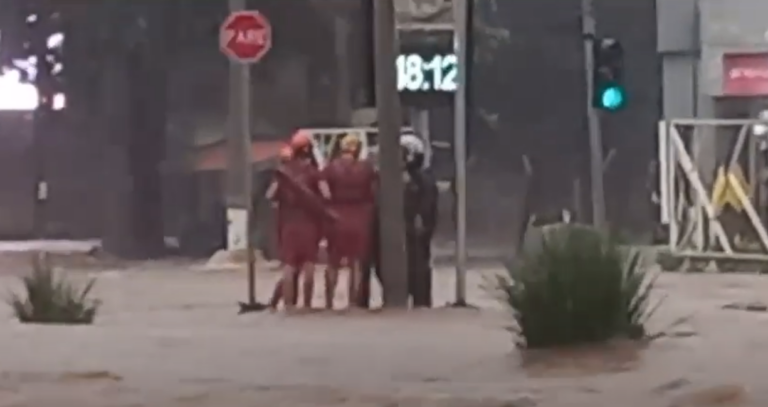 Motociclistas ilhados são resgatados pelos Bombeiros durante temporal em Campinas