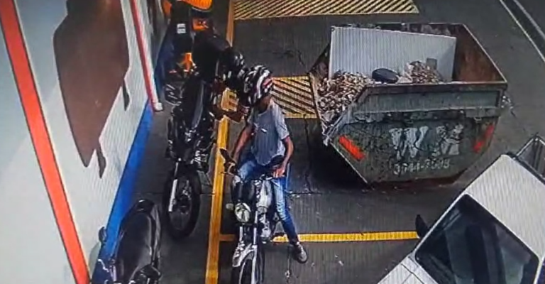 Vídeo: dupla furta moto