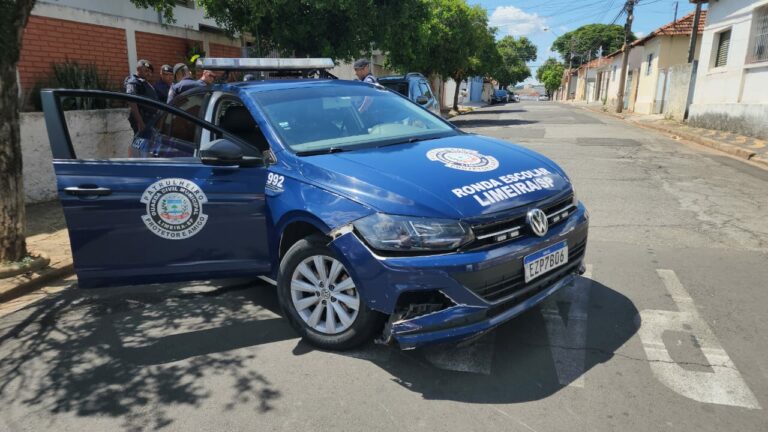 Motociclista foge da abordagem policial e bate na viatura da guarda municipal